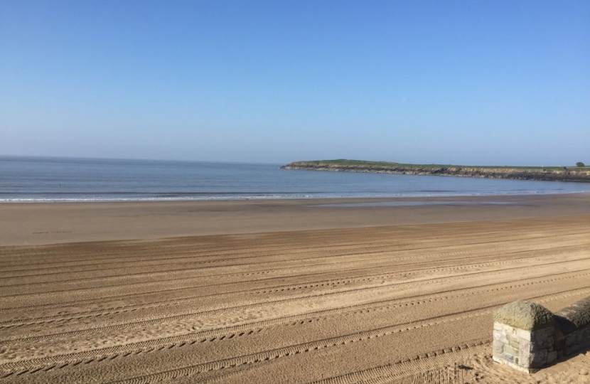 Alun Cairns snaps pictures from Barry Island 
