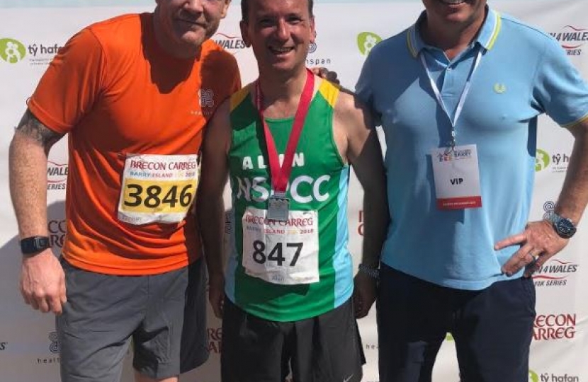 Alun with Iwan Thomas MBE and Matt Newman (blue polo), CEO of Run4Wales
