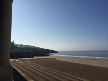 Alun Cairns snaps pictures from Barry Island 